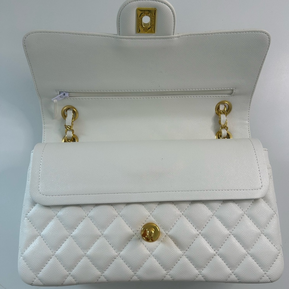 Chanel white Quilted Shoulder Bag with Gold Chain - Picture 5 of 8